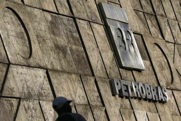 BRASILEIRA PETROBRAS ANUNCIA CORTES NOS PLANOS DE INVESTIMENTO ATÉ 2025