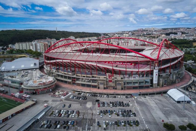 COVID-19: BENFICA CONGELA VENDA DE BILHETES ANUAIS ENQUANTO EXISTAM RESTRIÇÕES AO PÚBLICO