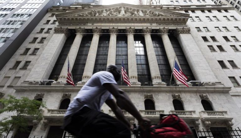 WALL STREET ENCERRA EM TERRENO VERMELHO EM SEMANA VOLÁTIL PARA AS TECNOLÓGICAS