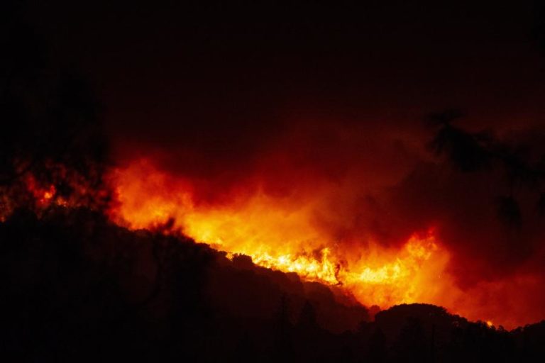 INCÊNDIOS SEM PRECEDENTES NO FRIO E HÚMIDO NOROESTE DOS EUA