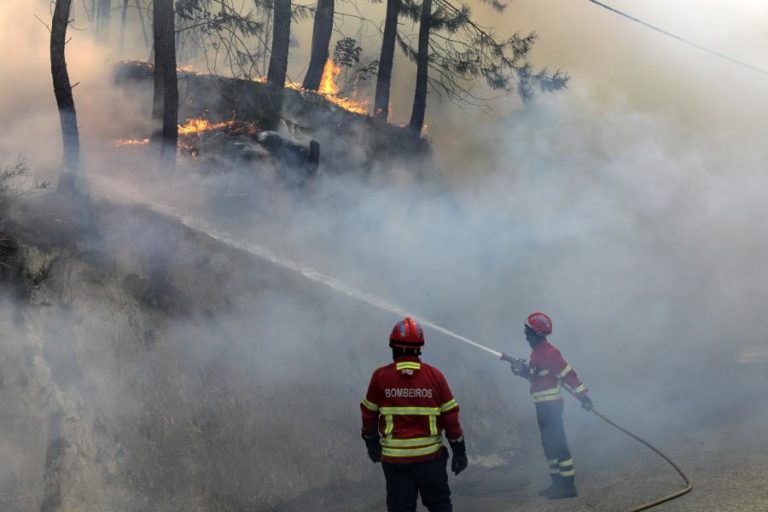 INCÊNDIOS: FRENTE DE INCÊNDIO EM OLEIROS JÁ ESTÁ PERTO DO RIO ZÊZERE