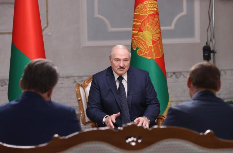 LUKASHENKO ADMITE PELA PRIMEIRA VEZ DEBATER ELEIÇÕES ANTECIPADAS NA BIELORRÚSSIA