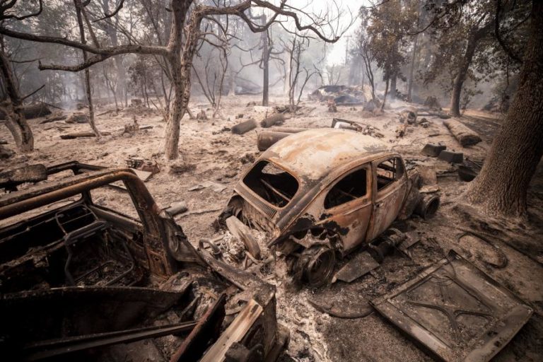 INCÊNDIOS DEVASTAM OESTE DOS ESTADOS UNIDOS ALIMENTADOS POR VENTOS FORTES