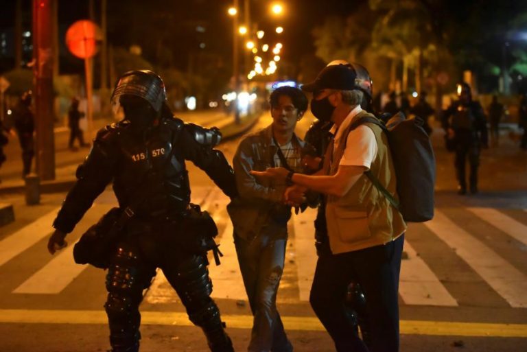 CINCO MORTOS EM PROTESTOS CONTRA VIOLÊNCIA POLICIAL NA COLÔMBIA