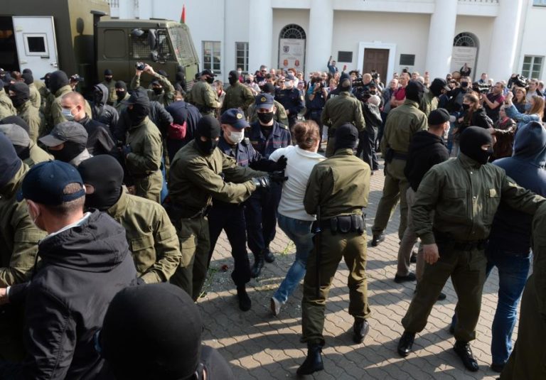 DEZENAS DE MANIFESTANTES DETIDOS NA MARCHA DAS MULHERES EM MINSK