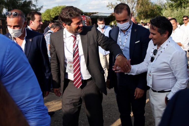 CHEGA/CONVENÇÃO: MÁSCARAS CONTRA A COVID-19 FORAM “CAINDO” AO LONGO DO DIA