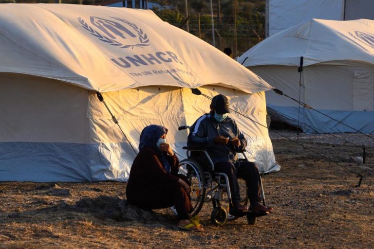 MAIS DE 200 REFUGIADOS NA ILHA GREGA DE LESBOS INFETADOS COM COVID-19