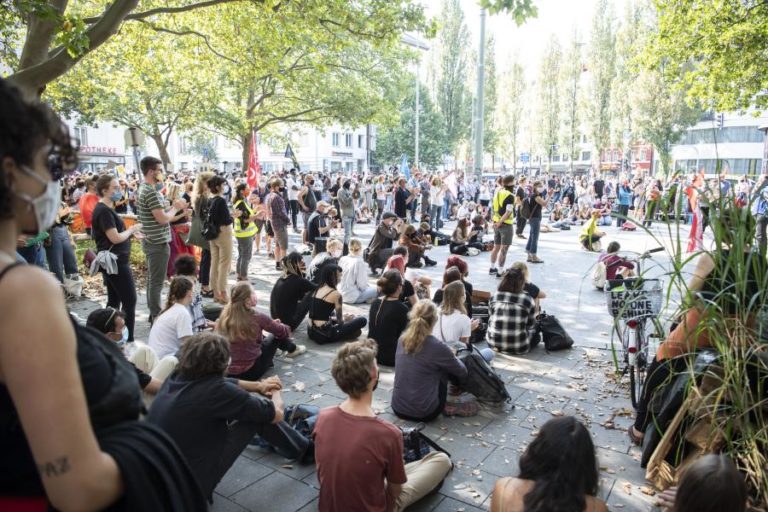 MIGRAÇÕES: MILHARES PROTESTAM NA ALEMANHA PARA PEDIR À UE AJUDA A REFUGIADOS DE MORIA