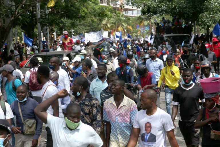 CENTENAS DE MANIFESTANTES CANSADOS DAS DIFICULDADES DO PAÍS MARCHARAM EM LUANDA