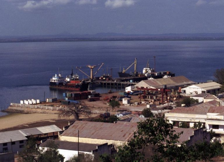 Moçambique/Ataques: Populaçãode Pemba junta-se no porto à chegada dos deslocados