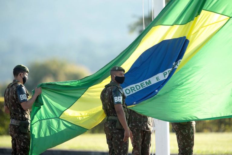 Ministério brasileiro anuncia que comandantes das três forças militares pediram demissão