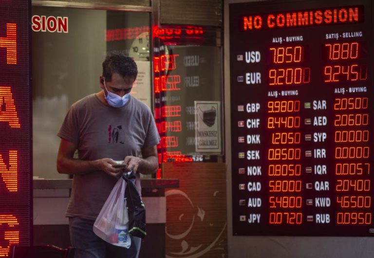 Bolsa de Istambul a perder 6,6% e lira turca em colapso