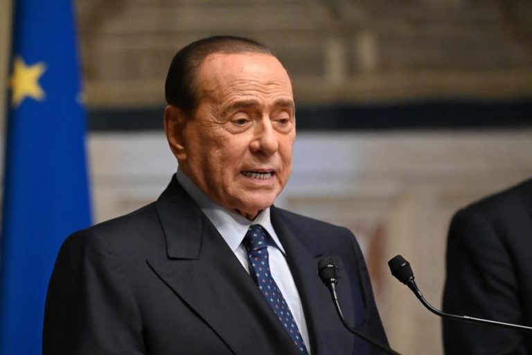 Silvio Berlusconi está hospitalizado em Itália