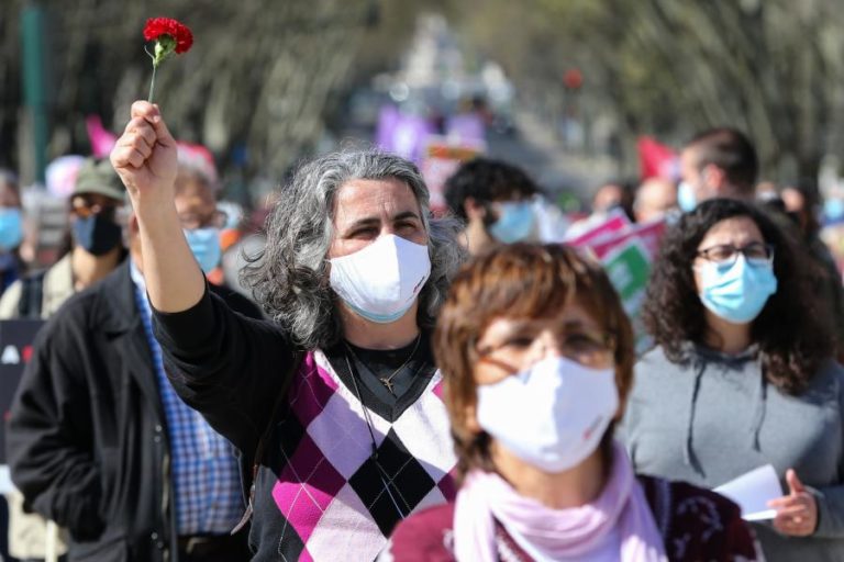 Portugal sobe 13 lugares na paridade homens-mulheres, em ano de regressão mundial – FEM