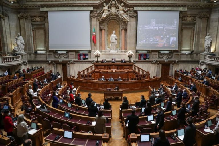 Covid-19: Parlamento autoriza renovação do estado de emergência até 15 de abril