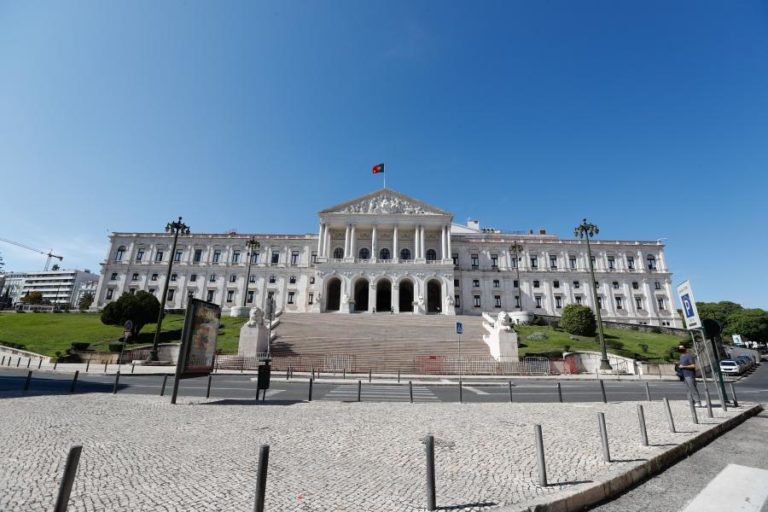 Autárquicas: AR altera lei para permitir candidatos independentes à câmara e assembleia