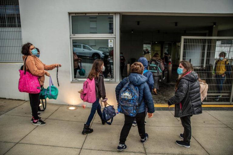 Covid-19: Costa preocupado com velocidade de contágios nas escolas e promete reforço da vigilância