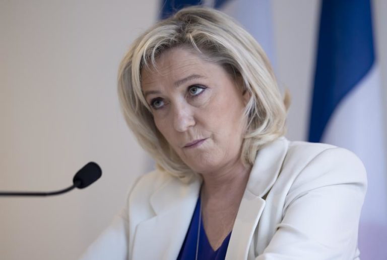 Marine Le Pen deixa direção do partido para candidatura às presidenciais de 2022