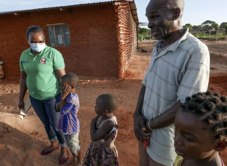 Moçambique/Ataques: Deslocados enganam a fome com folhas de feijão e sal