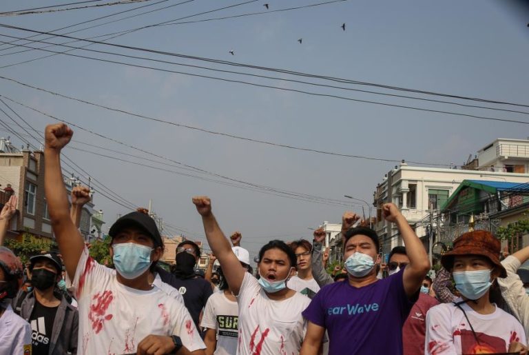 Exército termina protesto de pessoal médico com tiros em Myanmar