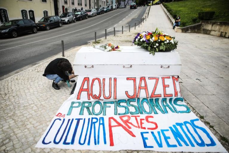 Profissionais da Cultura contestam abandono junto ao parlamento com flores e um caixão