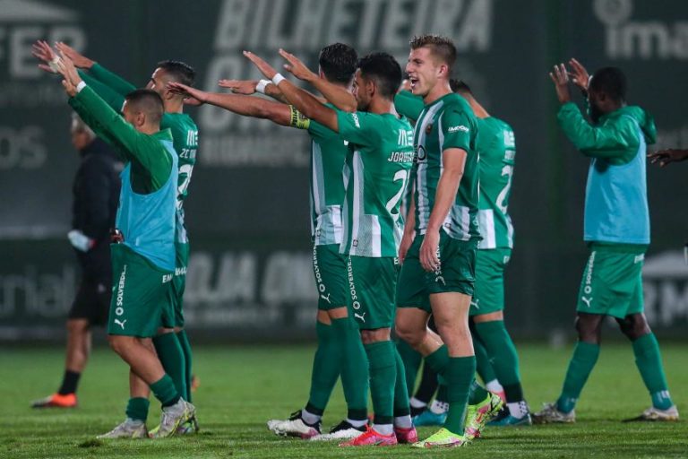 Rio Ave reforça ligação contratual com defesa Costinha até 2026