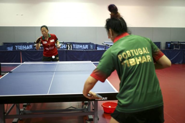 Fu Yu contra Shao Jieni no torneio de ténis de mesa Novo Mesto