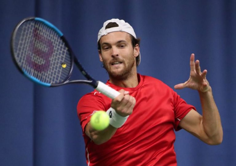 Tenista João Sousa nas ‘meias’ do ‘challenger’ de Helsínquia