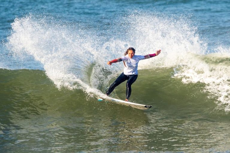 Três surfistas portuguesas atingem quartos de final no Azores Pro de Surf