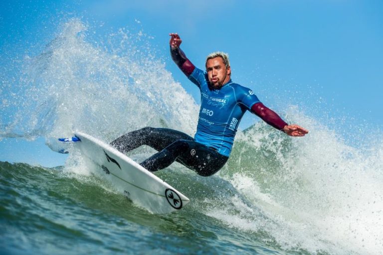 Surfistas portugueses avançam no Azores Pro de Surf