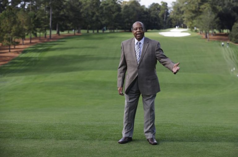 Morreu Lee Elder, primeiro golfista negro a competir em Masters