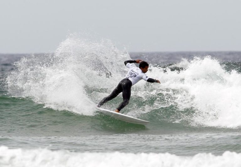 Pedro Henrique e Francisco Almeida seguem em frente no Azores Pro de Surf