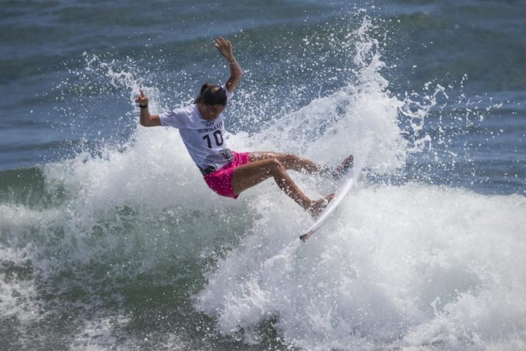 Teresa Bonvalot e Mafalda Lopes nas meias-finais do Azores Pro de surf