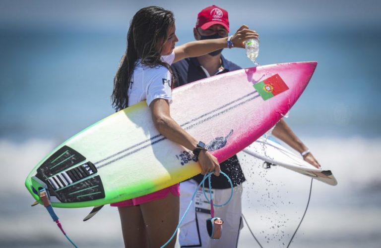 Surfistas Vasco Ribeiro, Teresa Bonvalot e Yolanda Sequeira avançam no Havai