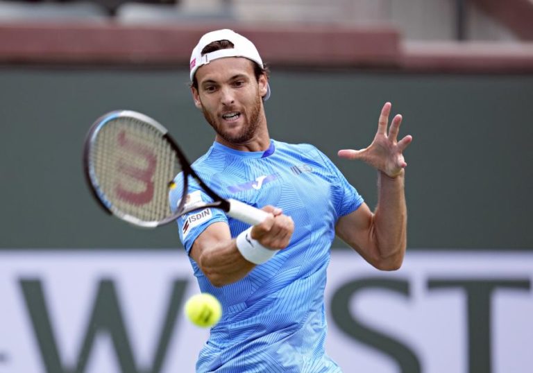 Tenista João Sousa eliminado na primeira ronda em Bratislava