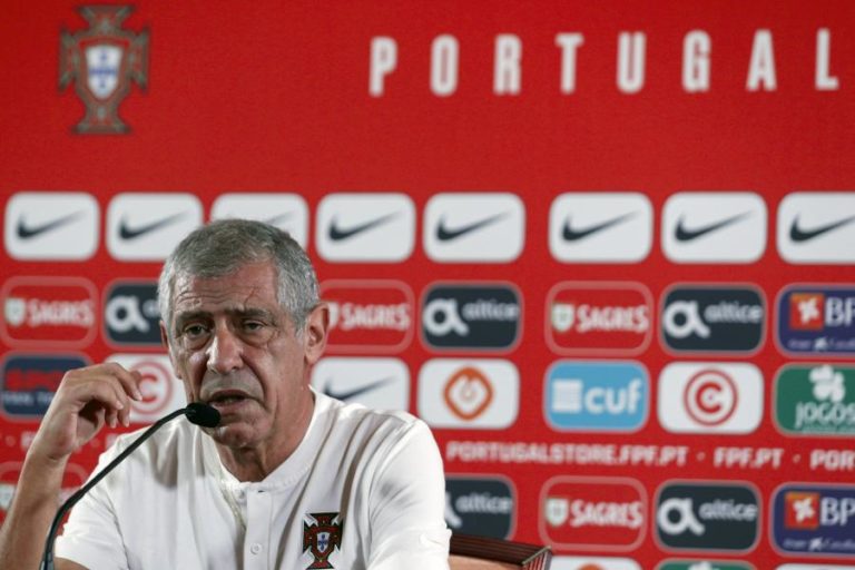 Dois ou três regressos prováveis na lista de Fernando Santos para jornada decisiva