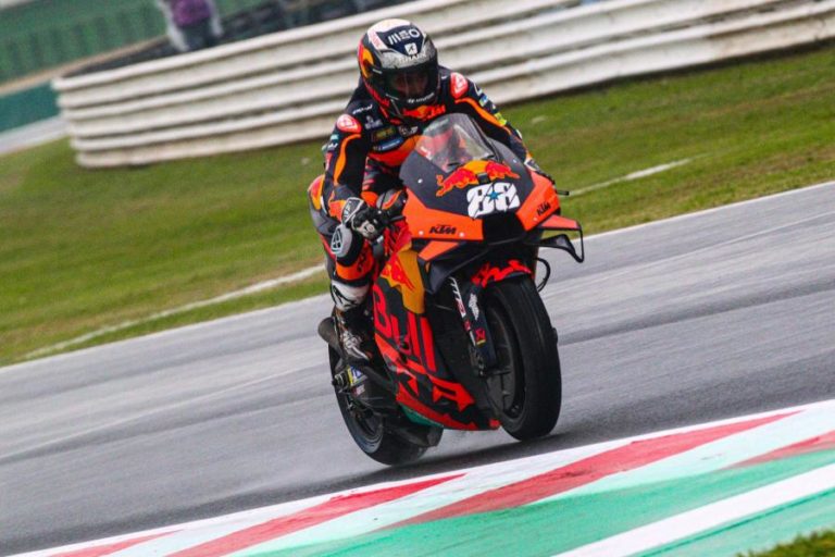 MotoGP: Miguel Oliveira recebido em Portimão por centenas de fãs