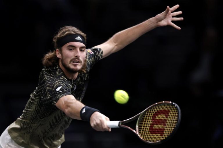 Tsitsipas abandona Masters 1.000 de Paris devido a lesão num braço