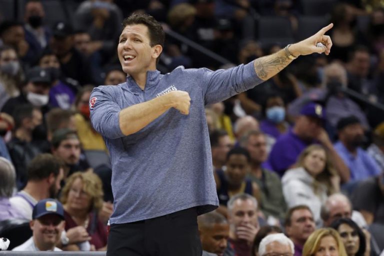 Sacramento Kings despedem treinador Luke Walton após mau arranque na NBA