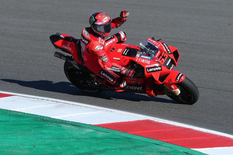 MotoGP/Portugal: Bagnaia vence corrida interrompida devido a queda com Miguel Oliveira