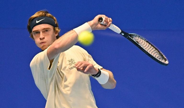 Tenista Andrey Rublev ‘domina’ Tsitsipas nas ATP Finals