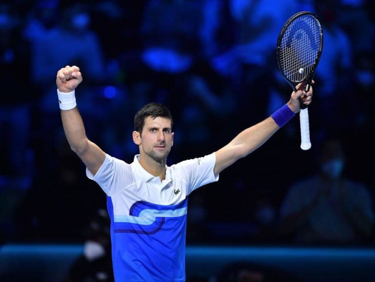 Líder mundial Djokovic soma 50.º triunfo e está nas ‘meias’ das Finais ATP