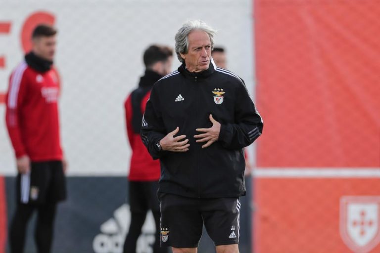 Jorge Jesus garante Seferovic e mais 10 frente ao Belenenses SAD