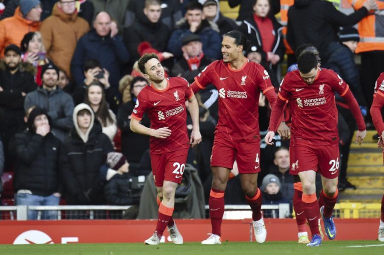 Liverpool goleia com ‘bis’ de Jota e sobe provisoriamente ao segundo posto