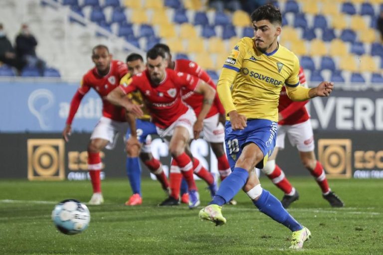 Estoril Praia ‘arranca’ empate frente a lanterna-vermelha Santa Clara