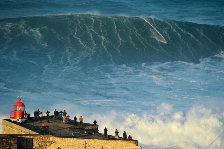 Prova de ondas gigantes na Nazaré em ‘alerta amarelo’ para arranque no domingo