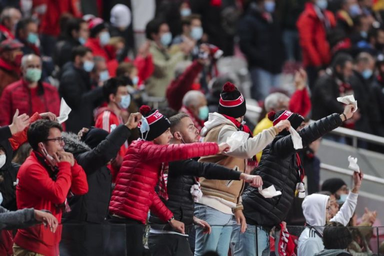 Jorge Jesus assume que não ficou feliz ao ver lenços brancos nas bancadas da Luz