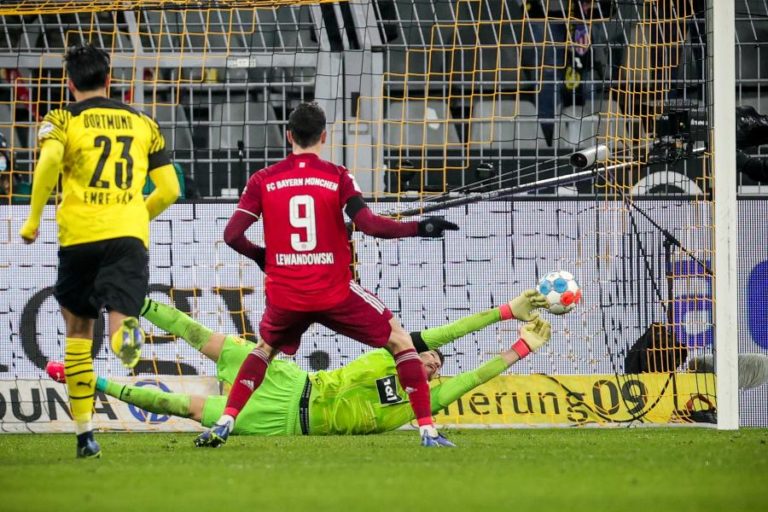 ‘Bis’ de Lewandowski em vitória do Bayern Munique no clássico em Dortmund