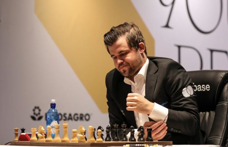 Magnus Carlsen revalida título mundial de xadrez ante Nepomniachtchi