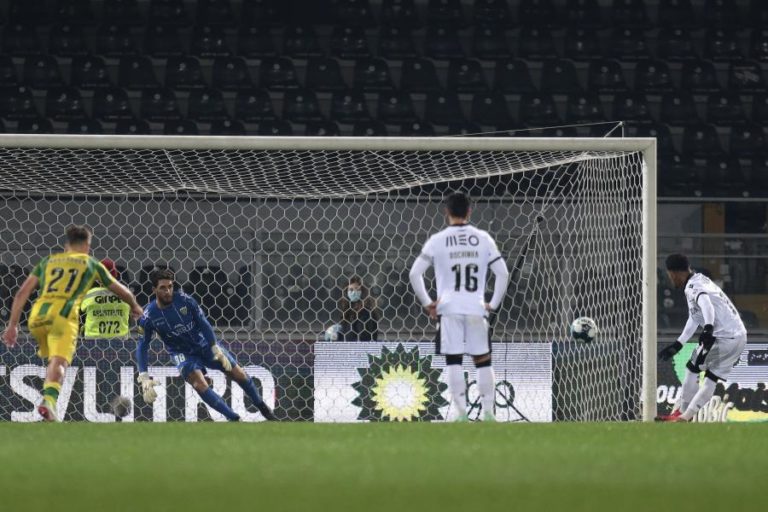 Vitória de Guimarães vence Tondela em jogo com quatro penáltis